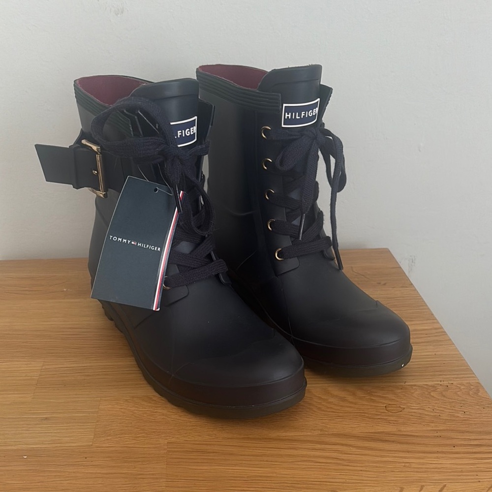 NWT Tommy Hilfiger Women's Dark Navy Rain Boots Size 8